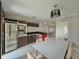 Foto de uma cozinha moderna com armários de madeira e eletrodomésticos em Lajeado.