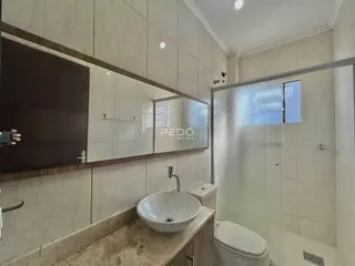 Foto de um banheiro moderno com azulejos brancos e bancada clara.