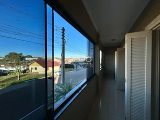 Vista da rua e casas da Lajeado visível através da janela da propriedade.