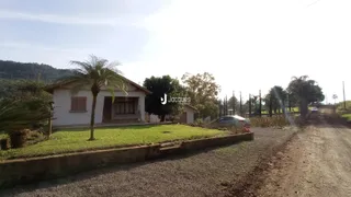 Fachada de uma casa com jardim gramado em Lajeado, Brasil.