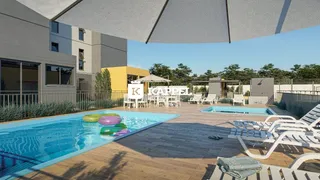 A foto mostra uma área externa com piscina, espreguiçadeiras e deck de madeira.