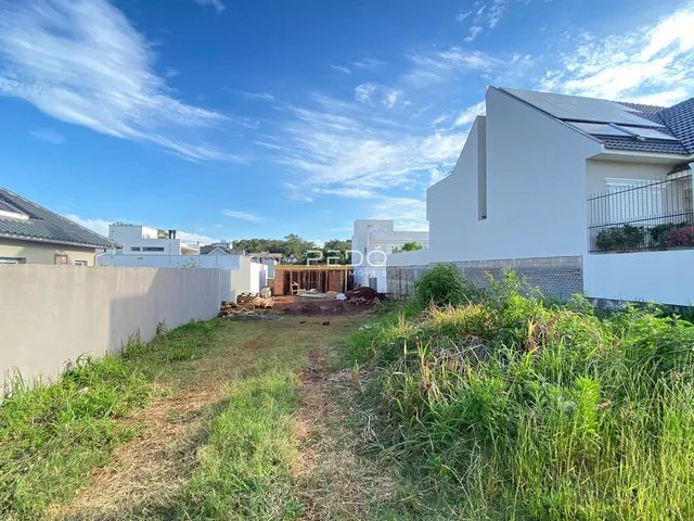 Vista externa de uma residência com jardim e cerca em Lajeado, Brasil.
