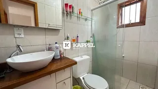 Foto de um banheiro mostrando uma pia e um vaso sanitário.