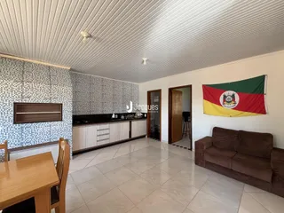 Sala de estar com piso de cerâmica e sofá marrom.