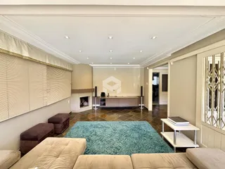 Sala de estar com piso de cerâmica e sofá em ambiente residencial.