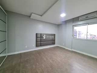 Sala de estar com paredes cinzas e piso de madeira clara.