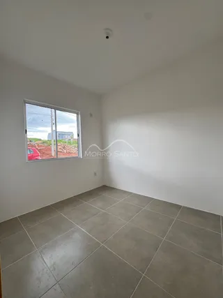 Foto de um cômodo interno com piso de porcelanato e janela.
