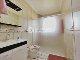 Foto interna de um banheiro com azulejos e vaso sanitário.