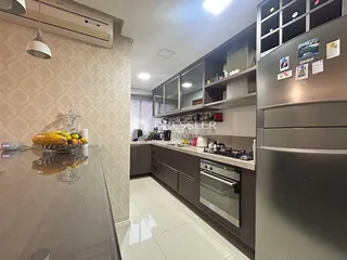Vista da cozinha moderna com armários e eletrodomésticos em Lajeado.