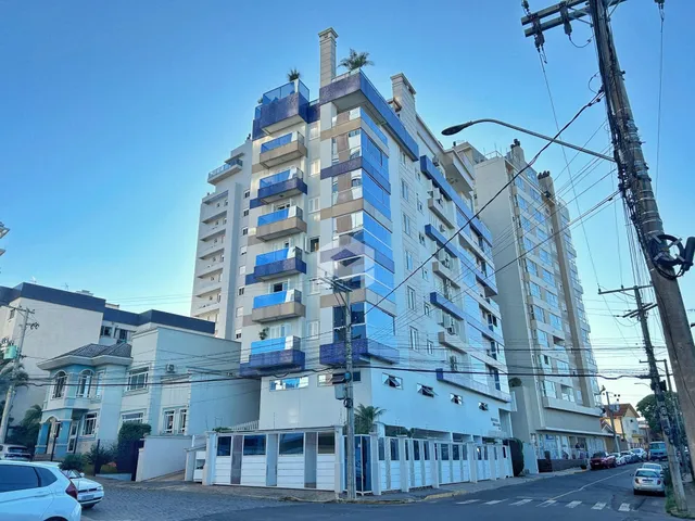 Fachada de um prédio residencial em Lajeado, Brasil, com varandas azuis.
