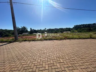 Área externa pavimentada com tijolos em uma propriedade.
