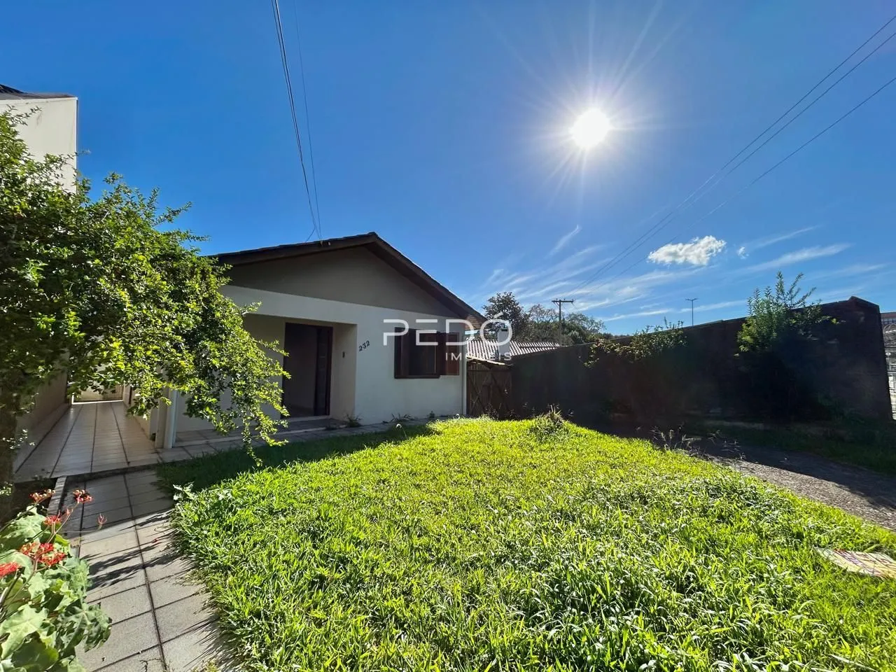 Fachada de uma residência com jardim gramado em Lajeado, Brasil.