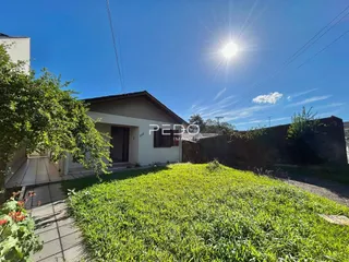Fachada de uma residência com jardim gramado em Lajeado, Brasil.