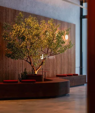 Uma sala de estar com decoração de madeira e uma árvore.