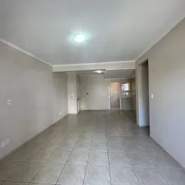 Foto de um corredor interno com piso de cerâmica.