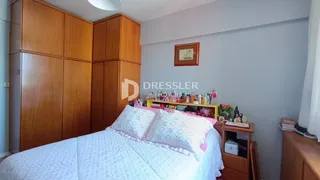 Foto de um quarto com armários de madeira e cama.