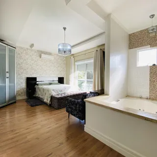 Quarto com cama e banheiro em um apartamento.
