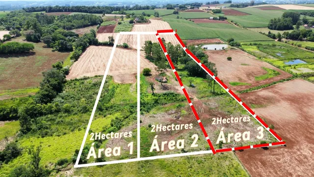 Vista aérea de uma propriedade rural em Lajeado, Brasil, mostrando três áreas de terra.