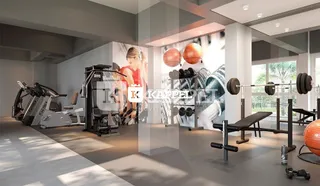 Imagem de uma sala de ginástica interna com equipamentos de musculação.