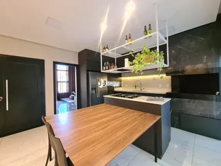 Ambiente de sala de jantar e cozinha moderna em um imóvel.