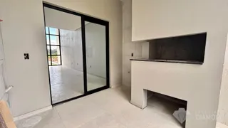 Interior de uma sala com portas de vidro que se abrem para um corredor.