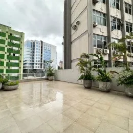 Foto de um piso claro e polido em um espaço interno.