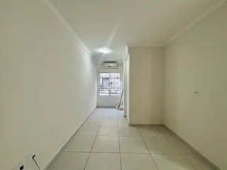 Foto do corredor interno de uma residência com piso de cerâmica.