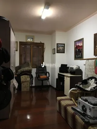 Quarto interno com piso de madeira e portas de madeira.