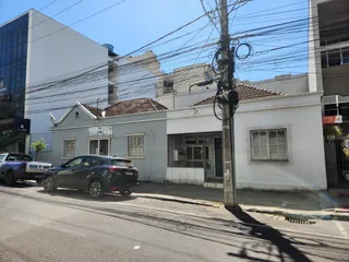 Fachada de uma residência em Lajeado, Brasil, com telhado de telhas.