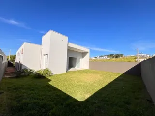 Fachada de uma casa moderna branca com jardim em Lajeado, Brasil.