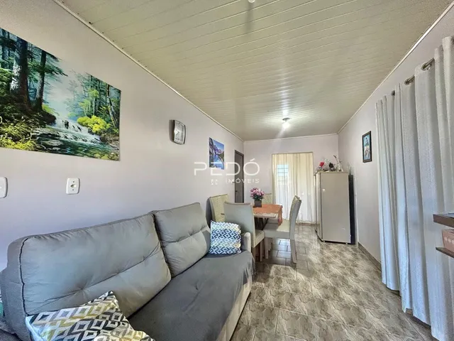 Sala de estar com sofá e decoração em uma residência.