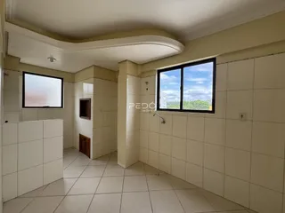 Hall de entrada com paredes brancas e piso de cerâmica em um imóvel no Brasil.
