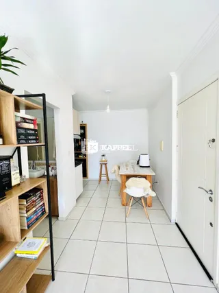 Foto de um ambiente interno com paredes brancas e piso de cerâmica.