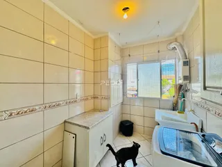 Interior de um ambiente com revestimento cerâmico e bancada em Lajeado.