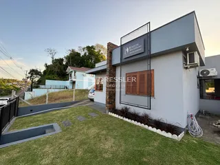 Fachada de uma casa em Lajeado, Brasil, com jardim gramado na frente.