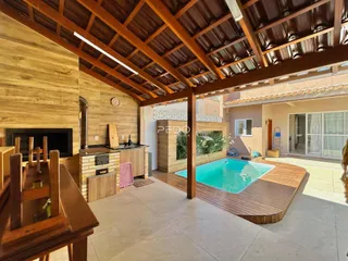 Sala de estar com área externa e piscina de madeira em Lajeado, Brasil.