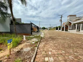 Vista externa de uma rua com casas em Lajeado, Brasil.
