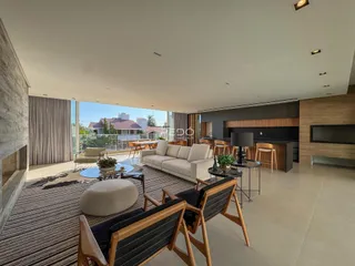 Sala de estar ampla com vista para o exterior e lareira.