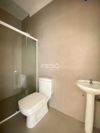 Foto de um banheiro interno com vaso sanitário e pia.