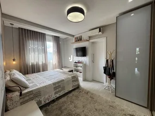 Quarto com cama e janela em um imóvel no Brasil.
