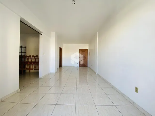 Hall de entrada longo com piso de cerâmica claro.