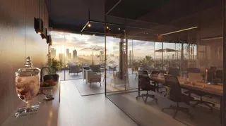 Sala de estar moderna com vista para a paisagem urbana através de grandes janelas de vidro.