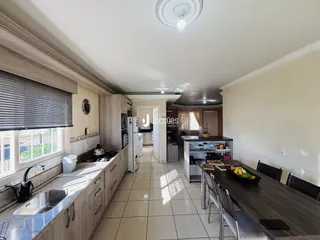 Vista da cozinha e sala de jantar de um imóvel em Lajeado, Brasil.