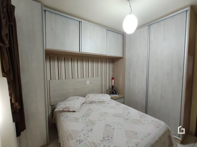 Quarto com cama e painéis de madeira na decoração.