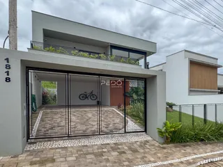 Fachada moderna de uma residência em Lajeado, Brasil.