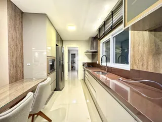 Foto de uma cozinha moderna com armários e bancadas em Lajeado.