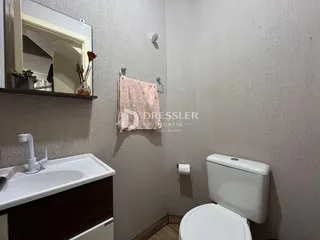 Foto do interior de um banheiro com pia e vaso sanitário.