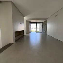 Corredor interno com paredes brancas e piso claro.