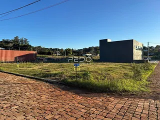 Fachada de uma propriedade em Lajeado, Brasil, com um terreno gramado à frente.