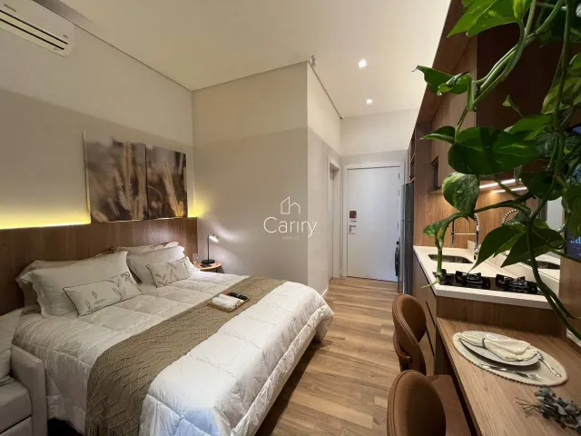 Quarto com cama grande e decoração moderna em um apartamento.